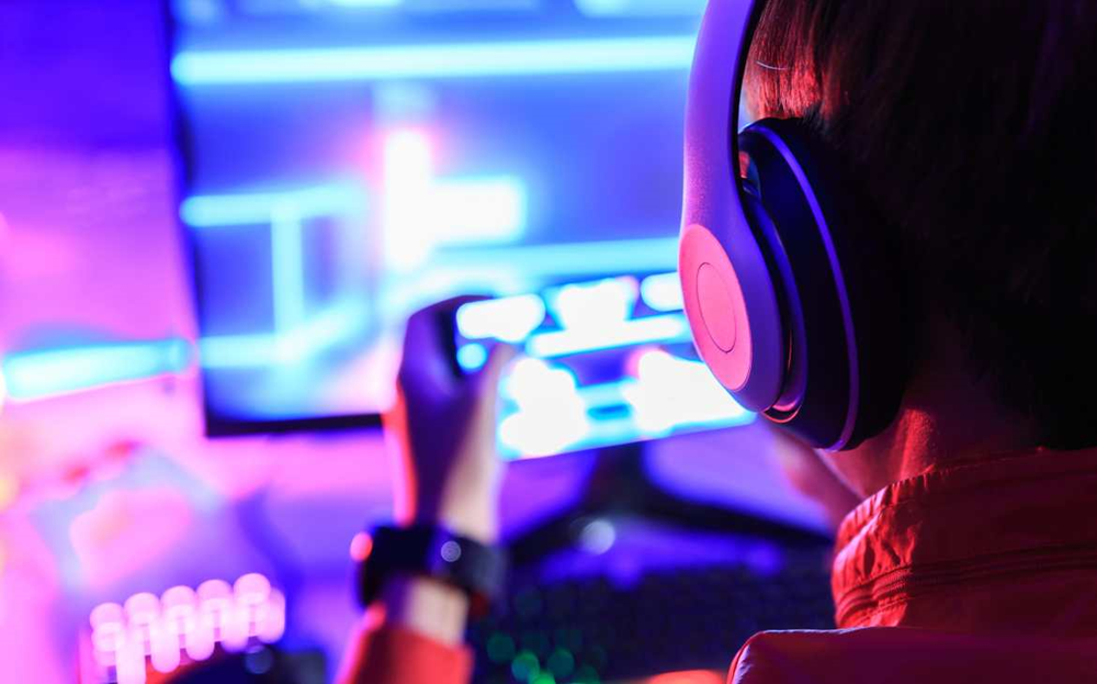 Mais da metade das crianças e adolescentes que jogam online interagem com desconhecidos Mais da metade das crianças e adolescentes que jogam online interagem com desconhecidos